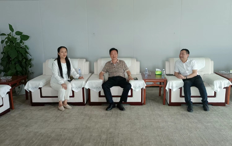 岳氏集團(tuán)董事長(zhǎng)岳平安、北京中郵鴻運(yùn)董事副總黃貴斌拜訪中展航空