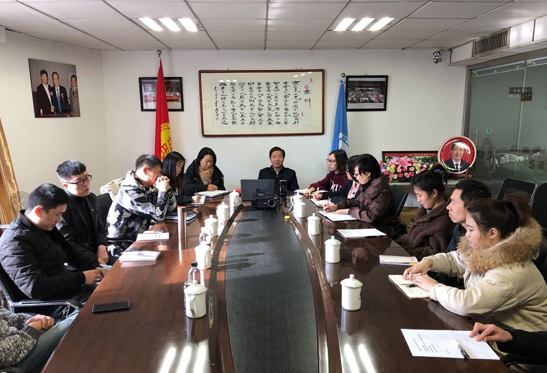 岳氏集團(tuán)董事長、中醫(yī)藥康養(yǎng)委員會(huì)主任岳平安與北京全球商源文化傳播公司簽訂戰(zhàn)略合作協(xié)議